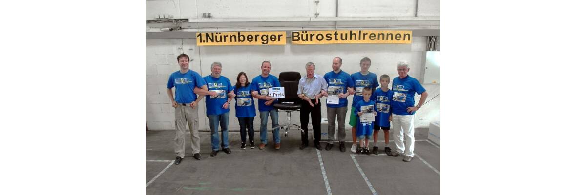 Auf rasenden Bürostühlen kämpften Nürnberger Bürger um 5000 Euro und heiße Würstchen - Nürnberger Bürostuhlrennen am 08.06.2013 ein voller Erfolg